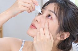 Loại thuốc kh&ocirc;ng cần k&ecirc; đơn mới gi&uacute;p giảm đỏ mắt do k&iacute;ch ứng