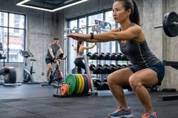 Squat kh&ocirc;ng tạ v&agrave; c&oacute; tạ, đ&acirc;u l&agrave; c&aacute;ch tập tăng cơ đ&ugrave;i hiệu quả?