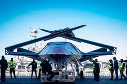 T&agrave;u s&acirc;n bay Mỹ điều khiển UAV MQ-25A Stingray từ c&aacute;ch xa 3.800 km