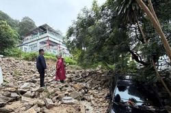 Mưa lớn g&acirc;y lũ qu&eacute;t, b&ugrave;n đ&aacute; tr&agrave;n ngập đảo du lịch Phuket, Th&aacute;i Lan