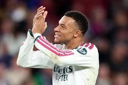 Mbappe th&agrave;nh cơn &aacute;c mộng với Barcelona
