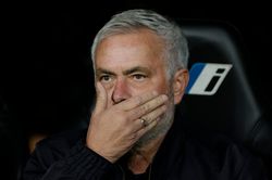 Mourinho tố Yamal 'l&agrave;m mọi thứ' để Cucurella bị đuổi