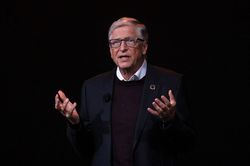 Bill Gates cảnh b&aacute;o 20 năm x&aacute;o trộn trước thời kỳ sung t&uacute;c nhờ AI