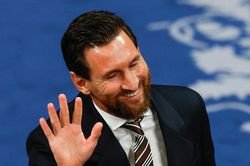 Cơ hội n&agrave;o để Messi gi&agrave;nh Quả b&oacute;ng v&agrave;ng thứ 9?