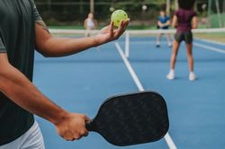 C&ocirc;ng ty đ&igrave;nh chỉ KOL pickleball bị bạn g&aacute;i tố ngoại t&igrave;nh