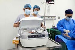 Kỷ lục ca gh&eacute;p thận c&oacute; thời gian thiếu m&aacute;u lạnh l&ecirc;n đến 18 giờ