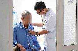 Phẫu thuật th&agrave;nh c&ocirc;ng khối u phổi nặng gần 1,5kg ch&egrave;n &eacute;p tim v&agrave; mạch m&aacute;u lớn