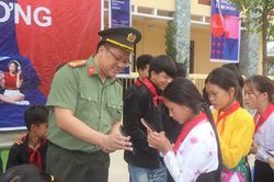 Trang bị kỹ năng an to&agrave;n tr&ecirc;n kh&ocirc;ng gian mạng cho học sinh Lũng C&uacute;