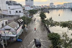 Triều cường g&acirc;y ngập nhiều tuyến đường ph&iacute;a Nam TP. Hồ Ch&iacute; Minh
