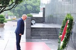 Ch&ugrave;m ảnh: Thủ tướng Ba Lan Donald Tusk viếng Chủ tịch Hồ Ch&iacute; Minh