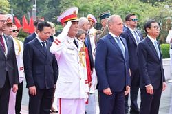 [Ảnh] Thủ tướng Ba Lan Donald Tusk đặt v&ograve;ng hoa tưởng niệm c&aacute;c Anh h&ugrave;ng liệt sĩ