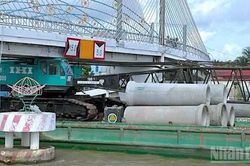 Cầu qu&ecirc; ở C&agrave; Mau bị s&agrave; lan va chạm hư hỏng