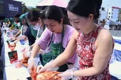 &Acirc;m nhạc, ẩm thực H&agrave;n Quốc h&uacute;t kh&aacute;ch tại H&agrave; Nội