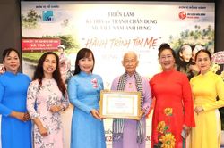 Hội Li&ecirc;n hiệp Phụ nữ TPHCM tặng Bằng khen đến họa sĩ Đặng &Aacute;i Việt