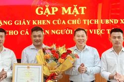 Khen thưởng người kịp thời cứu nạn nh&acirc;n đuối nước