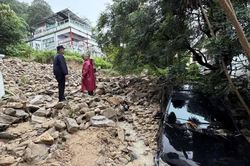 Mưa to g&acirc;y lũ qu&eacute;t tr&ecirc;n đảo Phuket, Th&aacute;i Lan
