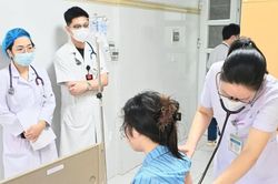 Ho k&eacute;o d&agrave;i 3 năm, b&aacute;c sĩ ph&aacute;t hiện dị vật nằm s&acirc;u trong phế quản trẻ 13 tuổi