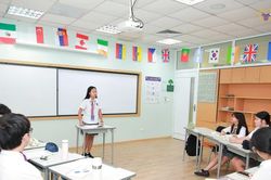 Học sinh trung học chinh phục s&acirc;n chơi tranh biện, h&ugrave;ng biện bằng tiếng Anh