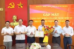Khen thưởng người đàn ông ở Hà Tĩnh dũng cảm cứu nam thanh niên đuối nước