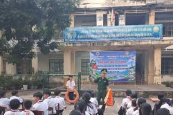Gia Lai: Người l&iacute;nh qu&acirc;n h&agrave;m xanh đồng h&agrave;nh c&ugrave;ng học sinh v&ugrave;ng bi&ecirc;n