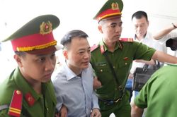 Cảnh sát dẫn giải Mr Pips, Shark Bình cùng đồng phạm đến tòa