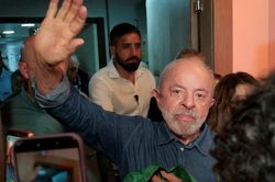 Lội ngược d&ograve;ng th&agrave;nh c&ocirc;ng, Tổng thống Brazil Lula da Silva t&aacute;i đắc cử