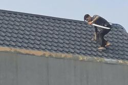 C&ocirc;ng an Thanh H&oacute;a v&acirc;y bắt 2 người cầm hung kh&iacute; cố thủ tr&ecirc;n m&aacute;i nh&agrave;