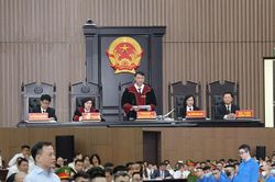 Những h&igrave;nh ảnh tại phi&ecirc;n t&ograve;a x&eacute;t xử Mr Pips