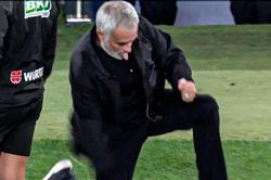 Mourinho ăn mừng phong c&aacute;ch khi Real Madrid hạ Barca