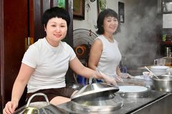 Qu&aacute;n b&aacute;nh cuốn H&agrave; Nội hơn 40 năm, gi&aacute; từ 20.000 đồng, được tạp ch&iacute; Anh khen