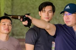 Diễn vi&ecirc;n Nhan Ph&uacute;c Vinh học bắn s&uacute;ng từ xạ thủ v&ocirc; địch Olympic Ho&agrave;ng Xu&acirc;n Vinh