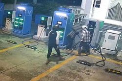 Bắt giữ 4 thanh thiếu ni&ecirc;n cắt trộm d&acirc;y c&aacute;p sạc xe điện ở TPHCM