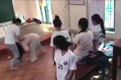 Nữ sinh lớp 10 bị bạn t&uacute;m t&oacute;c, t&aacute;t v&agrave; quật ng&atilde; giữa lớp học tại Nghệ An