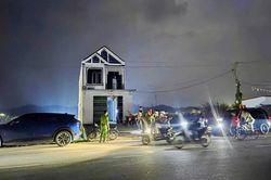 Hai người đ&agrave;n &ocirc;ng cầm kiếm trốn tr&ecirc;n m&aacute;i nh&agrave; đ&atilde; bị bắt