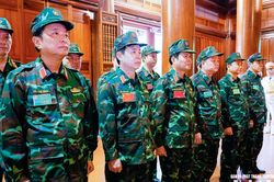 Đo&agrave;n đại biểu Qu&acirc;n ủy Trung ương, Bộ Quốc ph&ograve;ng tưởng niệm Chủ tịch Hồ Ch&iacute; Minh