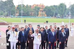Thủ tướng Ba Lan Donald Tusk viếng Chủ tịch Hồ Ch&iacute; Minh