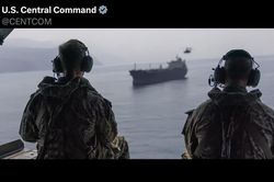 Tư lệnh CENTCOM thăm eo biển Hormuz, c&ocirc;ng bố số liệu an to&agrave;n h&agrave;ng hải