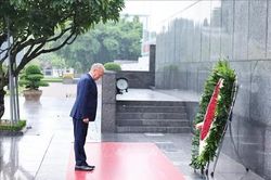 Thủ tướng Ba Lan Donald Tusk viếng Chủ tịch Hồ Ch&iacute; Minh