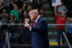 &Ocirc;ng Trump nổi giận v&igrave; trượt Nobel H&ograve;a b&igrave;nh, tuy&ecirc;n bố g&acirc;y ch&uacute; &yacute; về người nhập cư