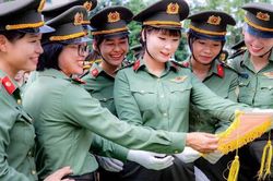 Phụ nữ C&ocirc;ng an 'N&oacute;i kh&ocirc;ng với thuốc l&aacute; - V&igrave; sức khỏe bản th&acirc;n, đồng đội v&agrave; cộng đồng'