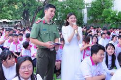 Kh&aacute;nh Ho&agrave;: Lan toả Chiến dịch 'Kh&ocirc;ng một m&igrave;nh' với th&ocirc;ng điệp 'Kết nối kh&ocirc;ng tổn thương'