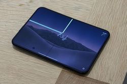 iPhone Duo bị tố nứt m&agrave;n h&igrave;nh sau v&agrave;i giờ sử dụng, nghi vấn lỗi bản lề