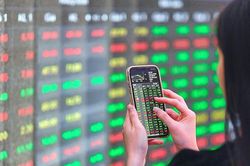 VN-Index đỏ lửa sau 4 phi&ecirc;n tăng, nh&agrave; đầu tư n&ecirc;n cơ cấu danh mục