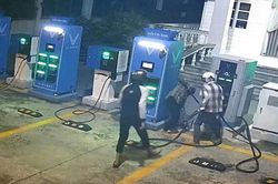 4 đối tượng trộm d&acirc;y sạc xe điện VinFast
