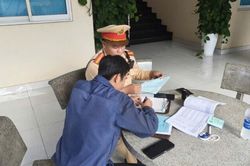 CSGT phạt t&agrave;i xế &ocirc; t&ocirc; đỗ tr&ecirc;n vỉa h&egrave; từ tin b&aacute;o người d&acirc;n