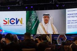 Sau cú sốc Hormuz, Saudi Arabia đưa dầu đến Singapore dự trữ.
