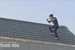 Truy bắt đối tượng cầm kiếm cố thủ tr&ecirc;n n&oacute;c nh&agrave;