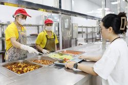 Bắc Ninh: Chăm lo bữa ăn ca, bảo đảm quyền lợi người lao động