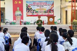 Đội chữa ch&aacute;y v&agrave; CNCH khu vực 13 tổ chức tuy&ecirc;n truyền, trang bị kiến thức, kỹ năng ph&ograve;ng ch&aacute;y, chữa ch&aacute;y, cứu nạn, cứu hộ v&agrave; ph&ograve;ng, chống đuối nước tại Trường TH&THCS Phước B&igrave;nh
