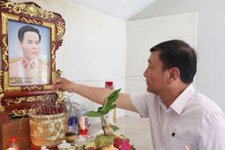 Ph&oacute; B&iacute; thư Tỉnh ủy L&acirc;m Đồng B&ugrave;i Thắng d&acirc;ng hương tưởng niệm Liệt sĩ Phạm Hồng Cẩm